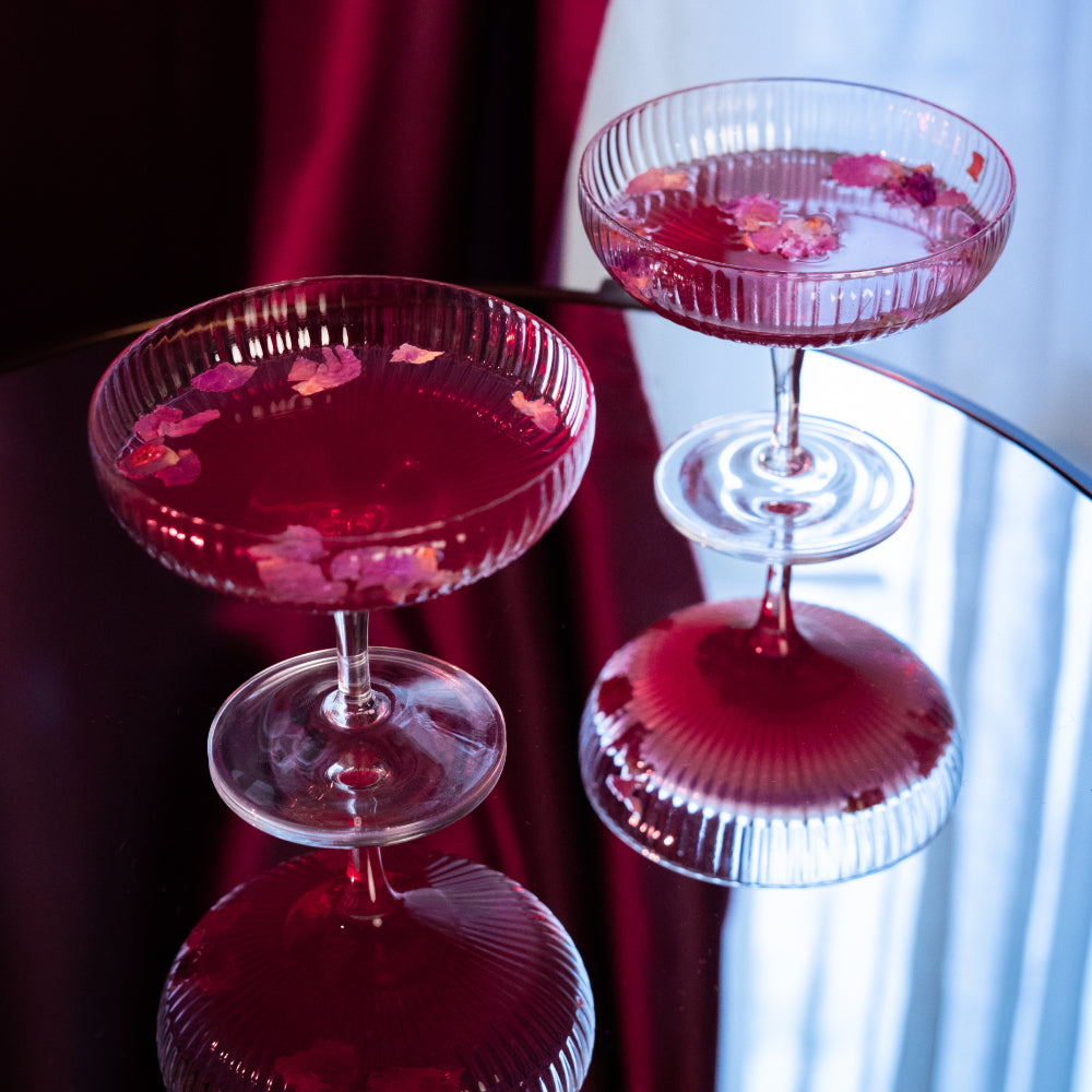 Love Divine Spirit mit Champagner in Champagnerschale im Hotelzimmer