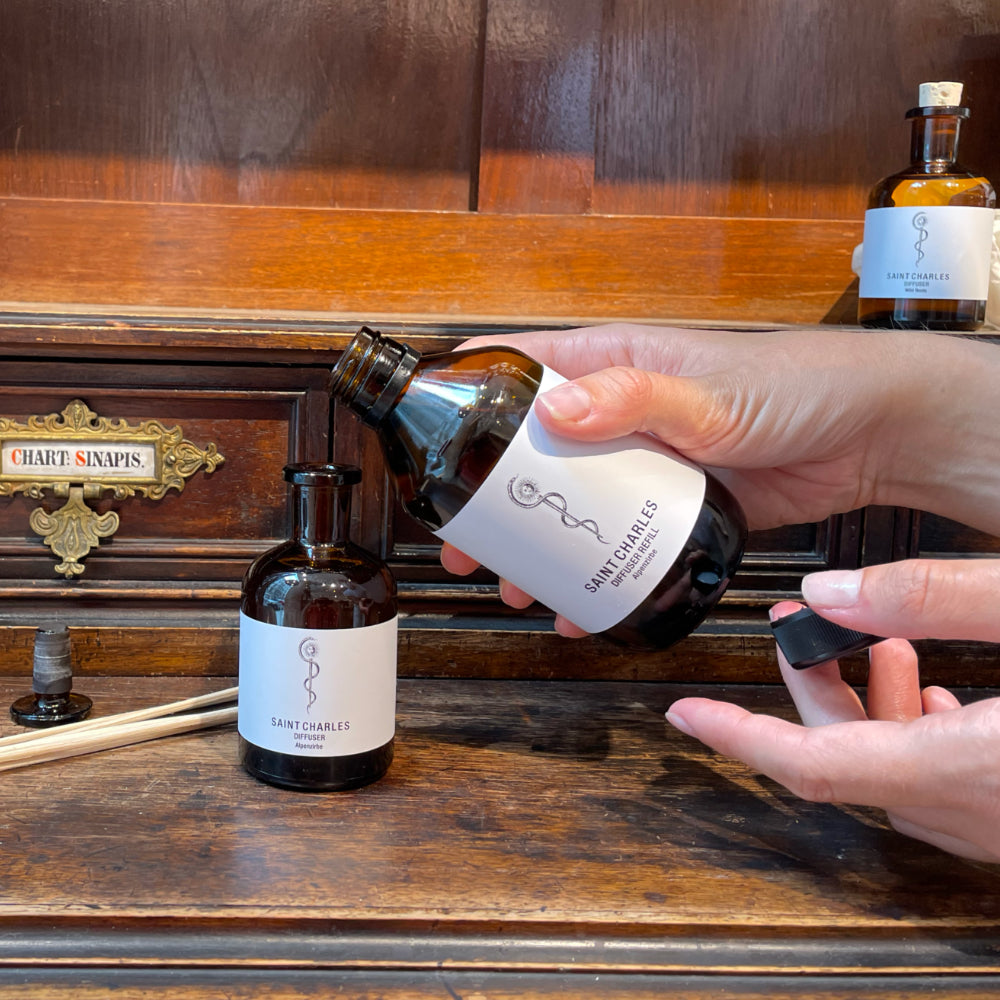 Diffuser Refill Alpenzirbe wird in Diffuser Alpenzirbe nachgefüllt in der Apotheke