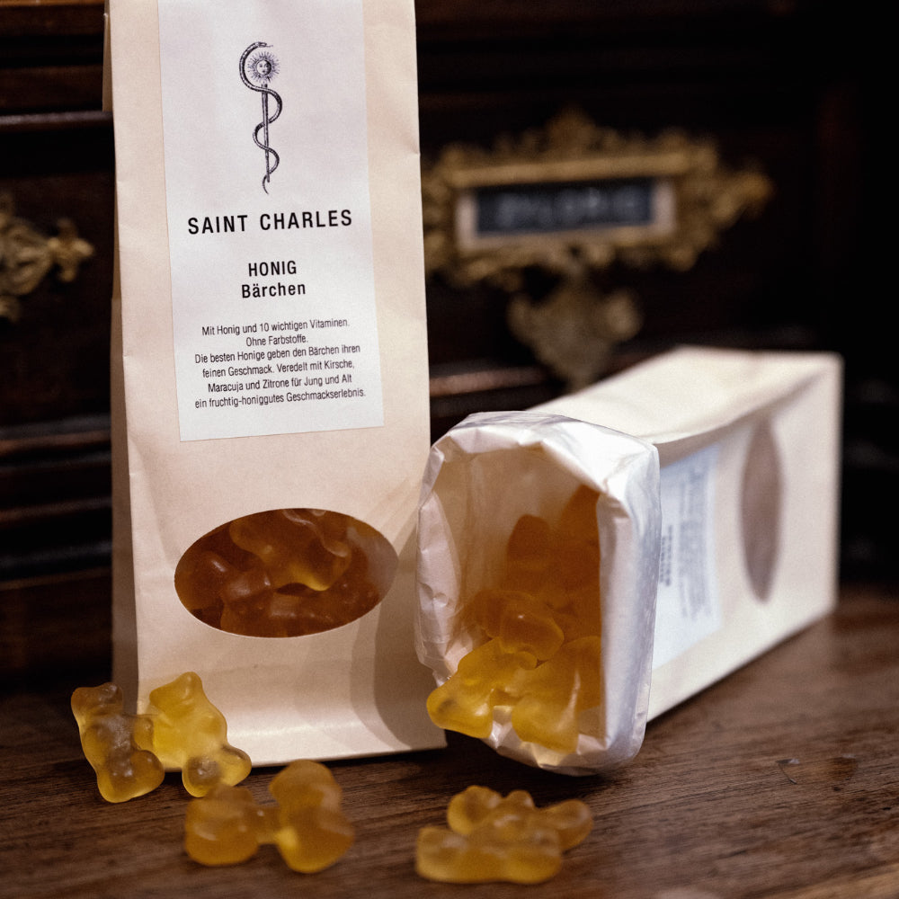 Honigbärchen auf Apothekerschrank