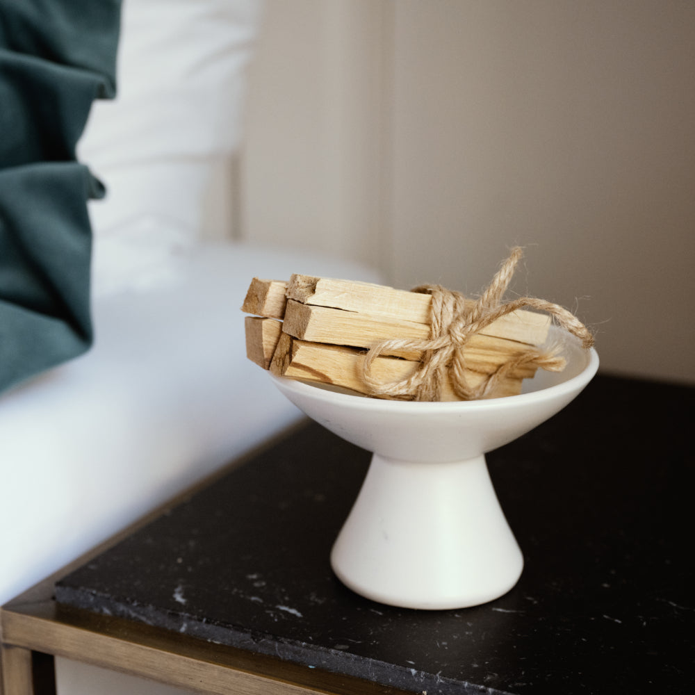 Palo Santo Hölzer in Räucherschale auf schöner Marmortisch